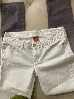 Tory Burch White Skinny Jeans with Gold-Tone Hardware